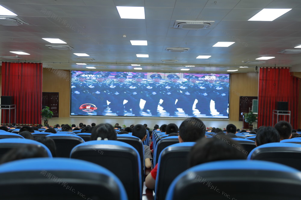 侗乡 童眼 看 阅兵 开学 
 思政 第一课