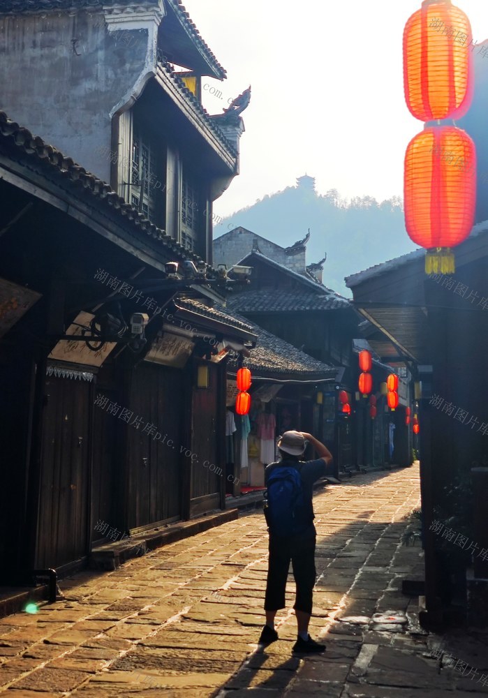 游客  凤凰古城  游览  错峰出游 体验  慢生活  