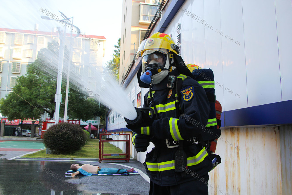 2025年9月3日，湖南省永州市新田县消防救援大队组织开展自建房火灾扑救实战训练，训练模拟自建房屋起火场景，重点开展不锈钢门破拆、內攻救人灭火、架设15米金属拉梯救人等训练科目，全面提升消防救援人员的体技能素质和灭火救援能力，为今后遂行多样化任务奠定坚实基础。 陆锦涛 摄