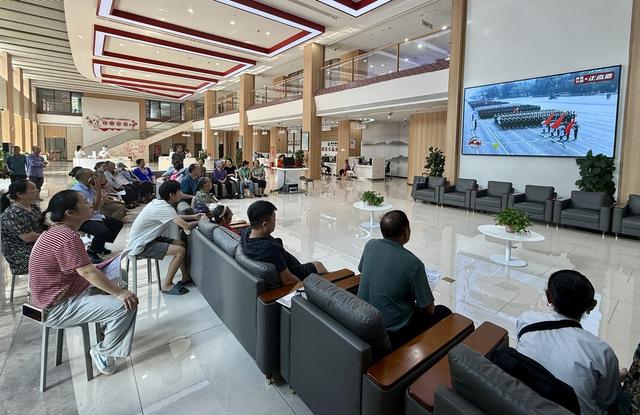 齐聚一堂 观看九三大阅兵
