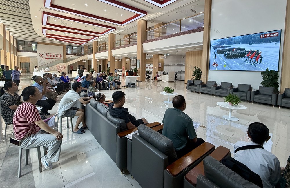 齐聚一堂 观看九三大阅兵
