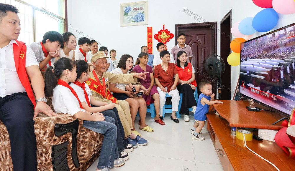 临武：九旬抗美援朝老兵四代同堂观“阅兵”