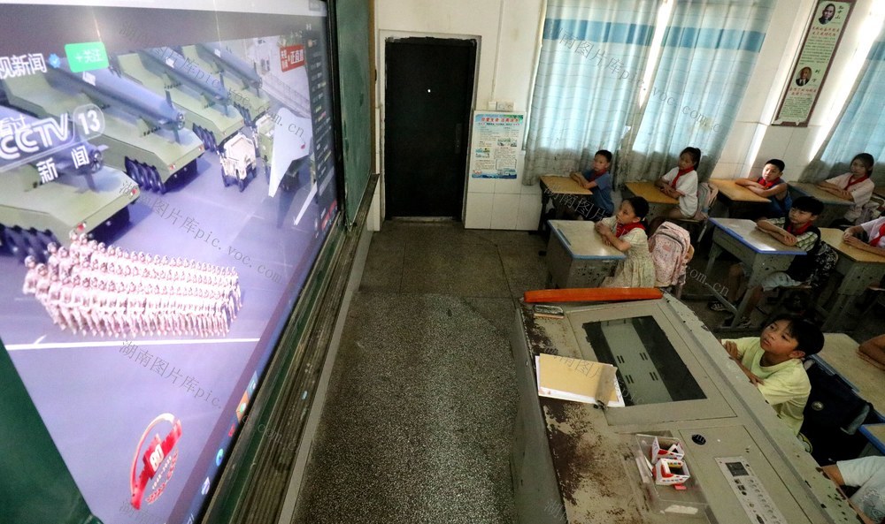 观看9-3大阅兵式
爱国主义教育
学校
学生
涟源