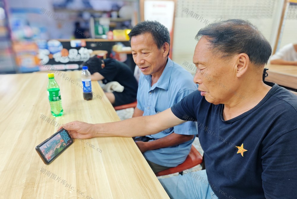 纪念  中国人民抗日战争暨世界反法西斯战争胜利80周年 
 阅兵  湖南  凤凰县   电视、电脑 手机客户端  盛况  