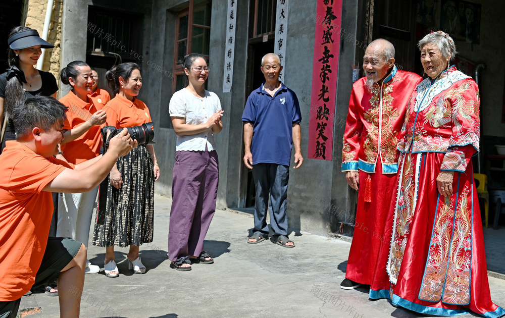 抗战老战士 抗战老兵 拍照 婚礼服 婚纱 合影 圆梦 志愿者 义务 公益 乡村 夫妻