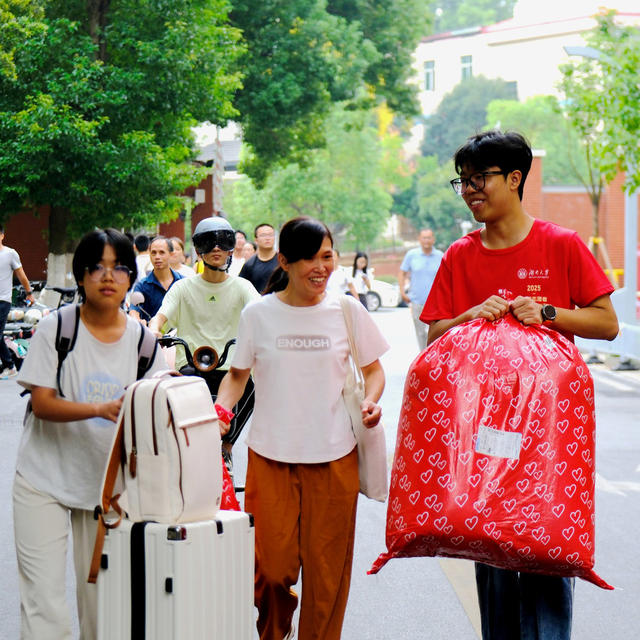 高校迎新生，湖南大学