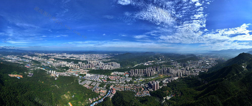 9月10日  航拍  郴州市  城市建设  老城区  城东新区  连为一体  相得益彰  郴州城市建设  日新月异    