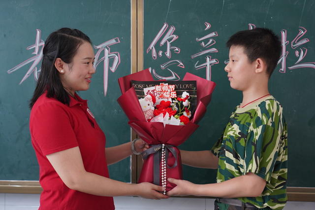 老师 您辛苦啦（图）
9月10日，湖南省隆回县桃花坪中学学生给老师送花，表达对老师的尊敬之情。当天，该校采取多种形式庆祝教师节。
（罗理力 彭萍 摄影报道）