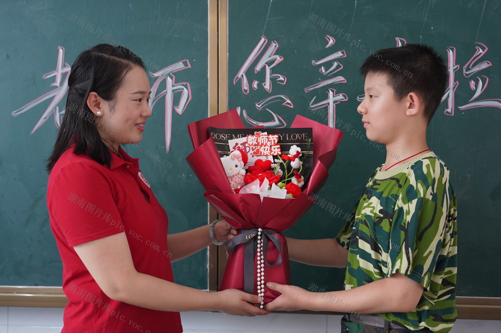 老师 您辛苦啦（图）
9月10日，湖南省隆回县桃花坪中学学生给老师送花，表达对老师的尊敬之情。当天，该校采取多种形式庆祝教师节。
（罗理力 彭萍 摄影报道）