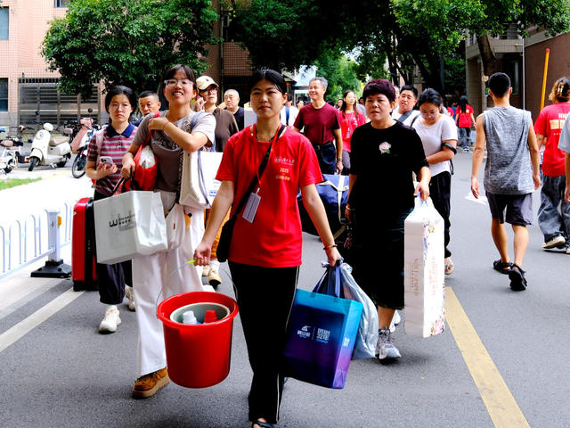 高校迎新生，湖南大学