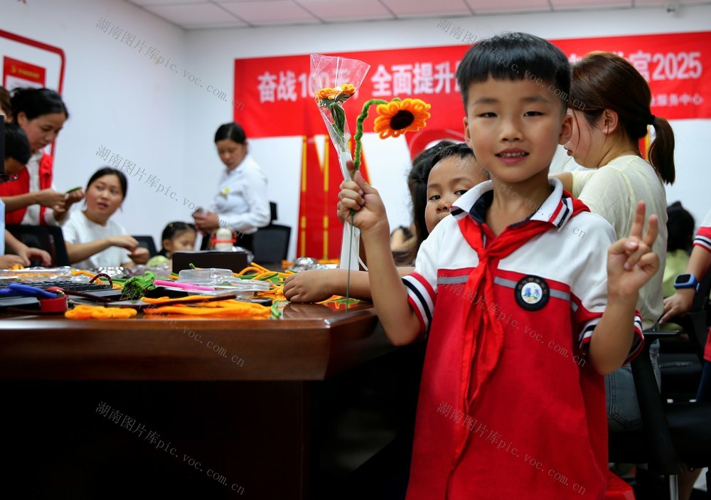 小区学生开展“花朵献给教师节”活动
