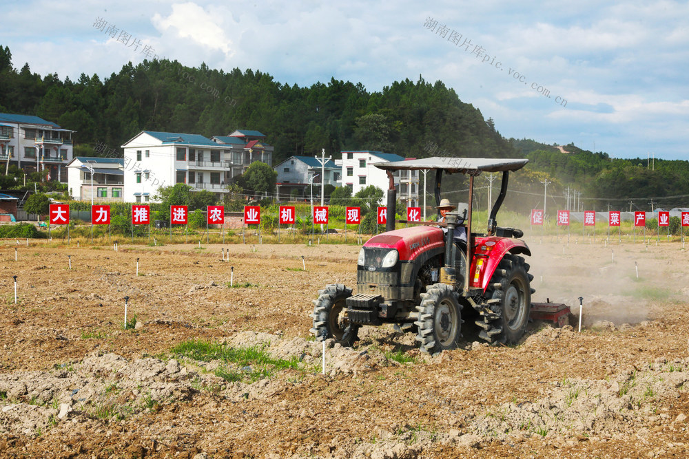 农机  助力  蔬菜  生产，翻耕