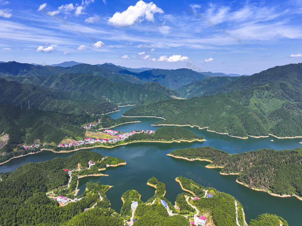   湿地公园  水绿  天蓝白云  绿色发展  乡村公路