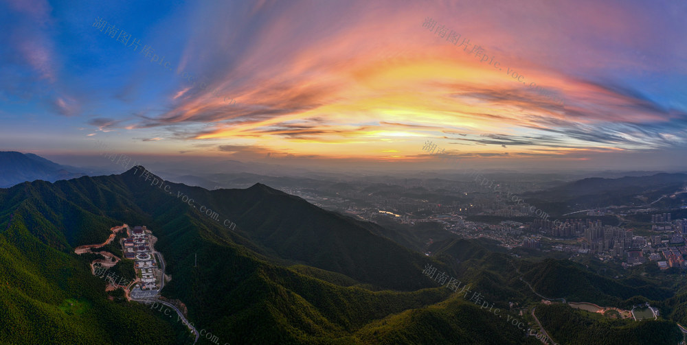 火红  晚霞   湖南   郴州  霞光  绚烂  美景  游客  驻足观赏   拍照记录