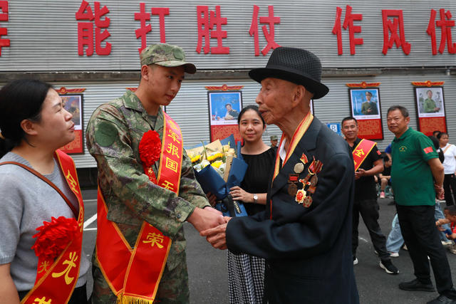 功臣老兵 张汉奇 送新兵 9.3阅兵观礼 返乡 国防教育 薪火相传 优秀青年 启征程
