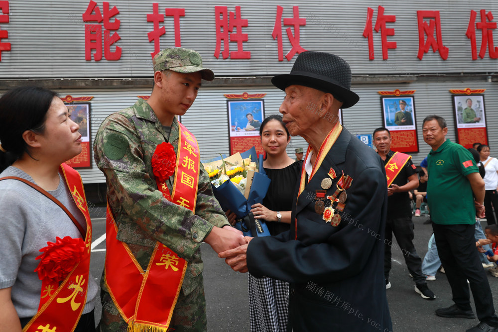 功臣老兵 张汉奇 送新兵 9.3阅兵观礼 返乡 国防教育 薪火相传 优秀青年 启征程
