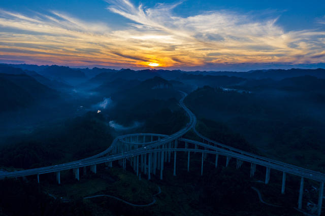 高速  湘西  晚霞  丛山
