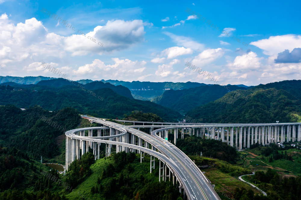高速  湘西   蓝天  白云  立交  交通 