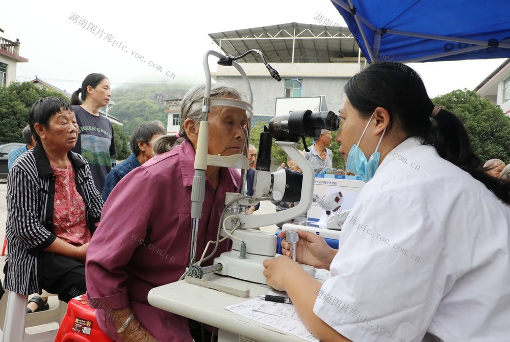 眼科义诊进乡村 精彩“瞳”行暖民心