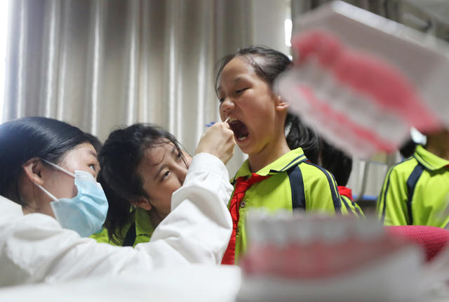 爱牙日 小学生 刷牙