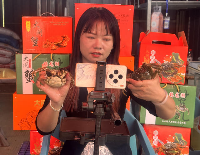 鹤龙湖2.28万亩螃蟹抢“鲜”上市， 首日直播助养殖户增收