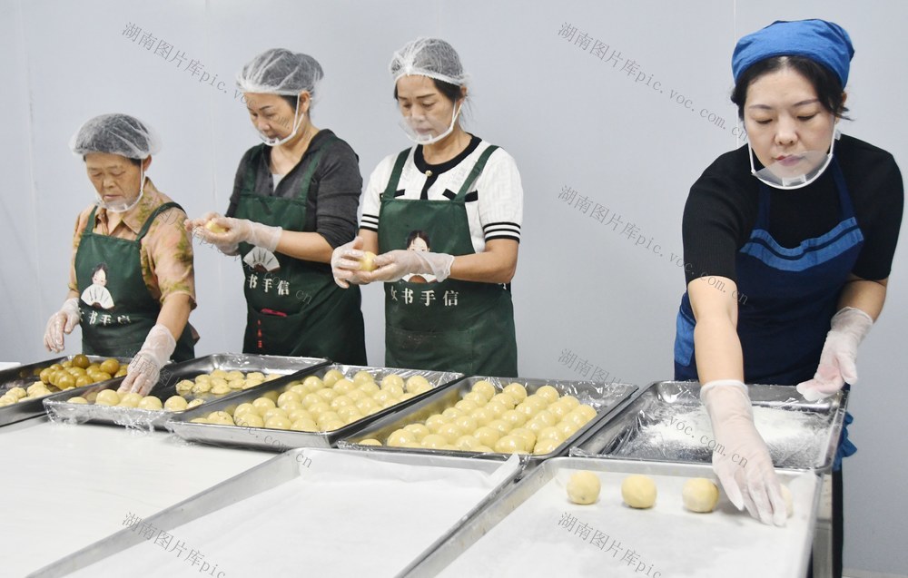    月饼生产销售忙