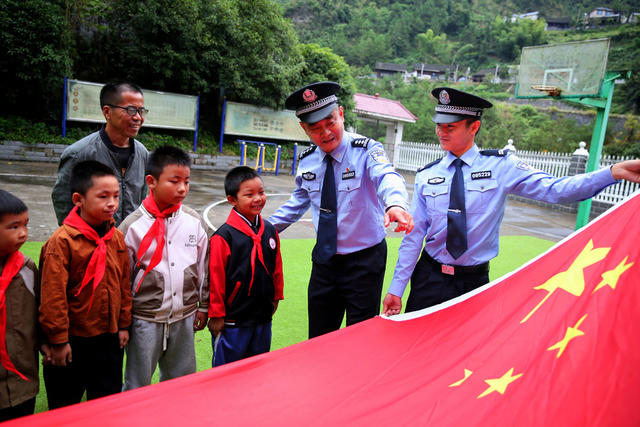铁路民警与苗乡学生的国旗情怀