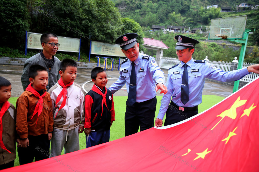 铁路民警与苗乡学生的国旗情怀