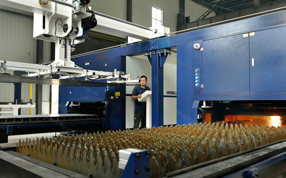 企业 产品转型 产业 科技 创新 智能化 公司 排屑机 生产线  工人 经开区 技改 智改数 机器制造 