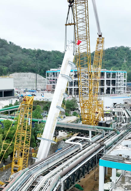 “巨无霸”成功吊装