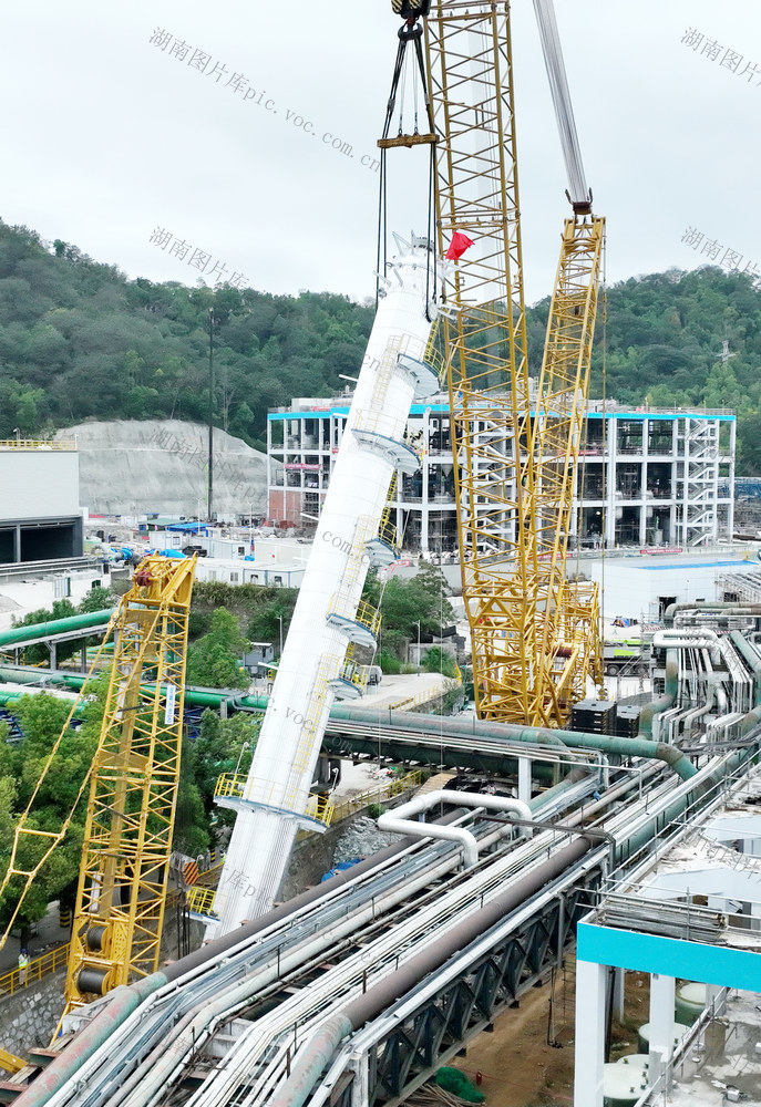 “巨无霸”成功吊装