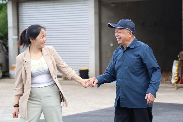 农家院落 父女温情 温暖 互动 暖心微笑