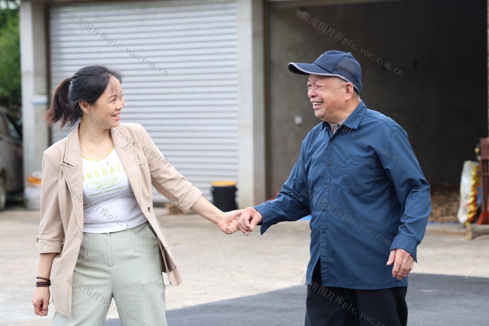 农家院落 父女温情 温暖 互动 暖心微笑