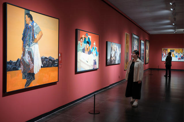 观看“东方意蕴·时代精神”中国写意油画大展