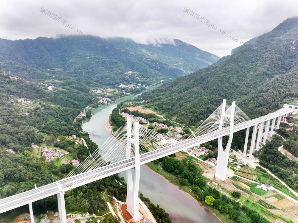 行业经济  交通  高速公路  桥梁  特大桥