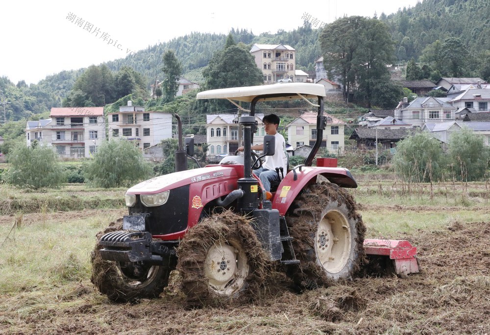田间地头秋耕忙