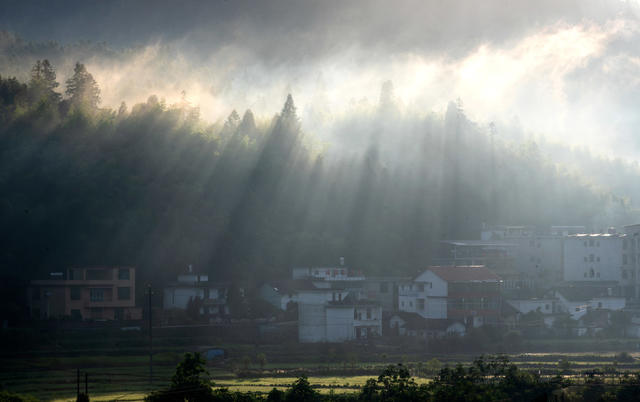 丁达尔  山村
