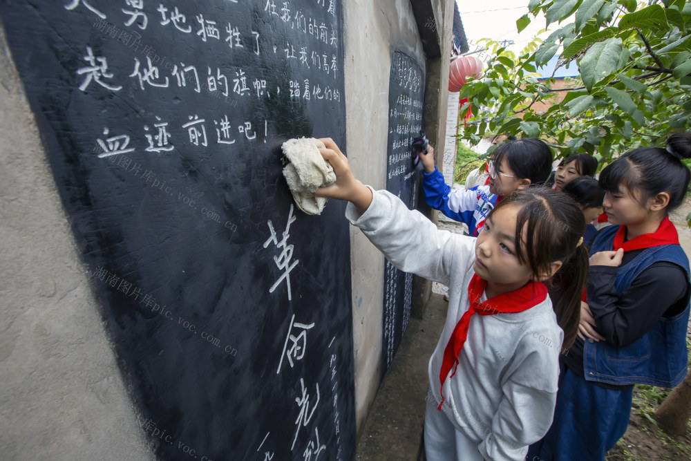 烈士 鲜花 祭扫 缅怀 少先队员 烈士纪念日 烈士纪念碑 冀鲁豫军分区 驻村第一书记 中国文字博物馆