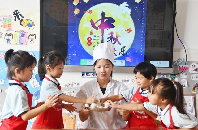 萌娃学做月饼迎中秋 