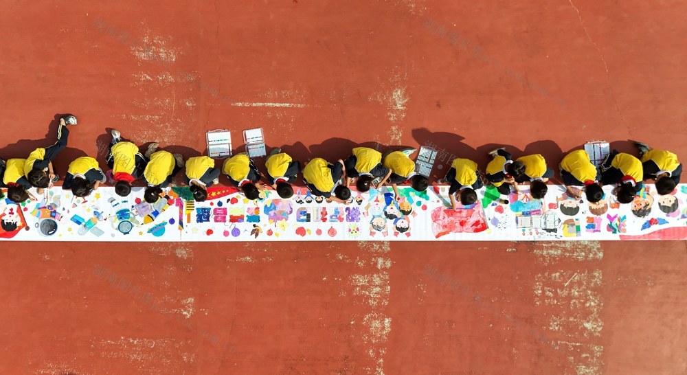  彩绘长卷迎国庆