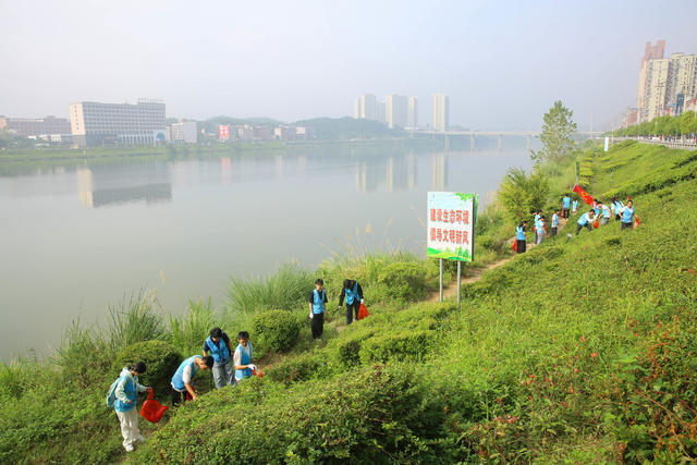河小青 清理垃圾 赧水 河水 国庆 志愿服务