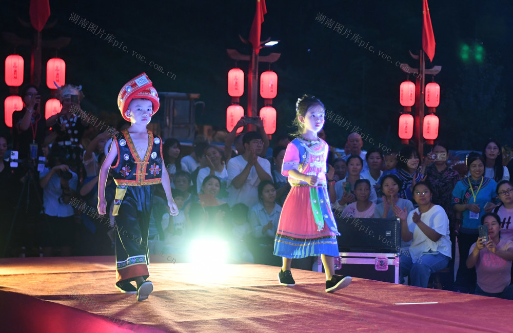 苗族 非遗 服饰 T台秀 庆祝 祖国华诞 