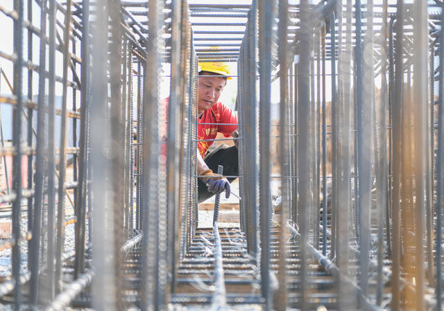 湖南道县：坚守岗位过假期