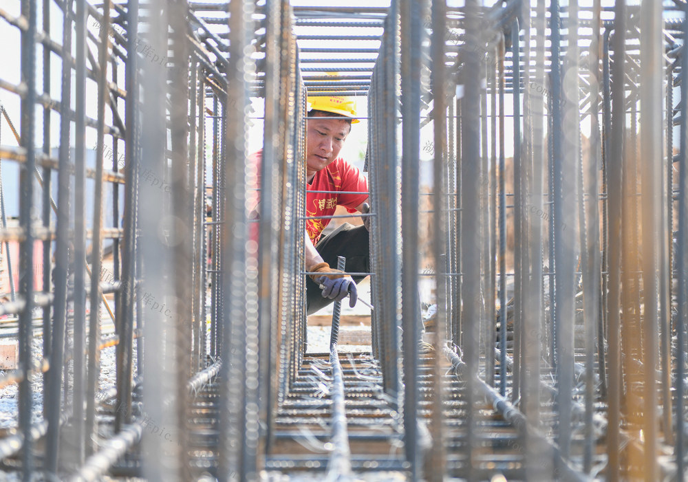 湖南道县：坚守岗位过假期