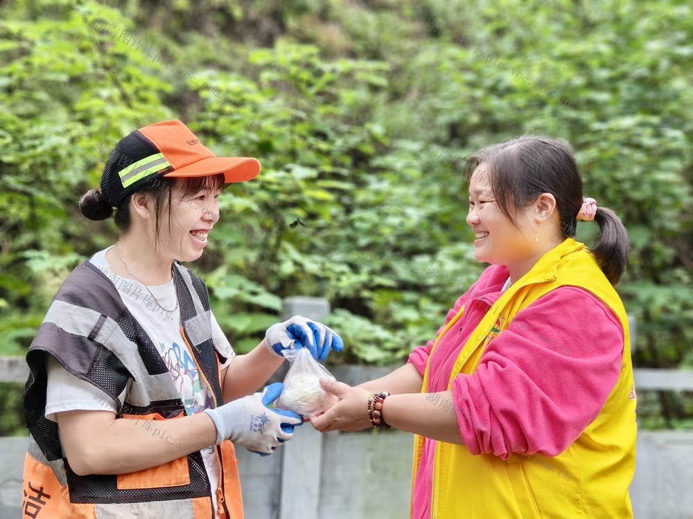 “秋暖行动”传递节日问候
