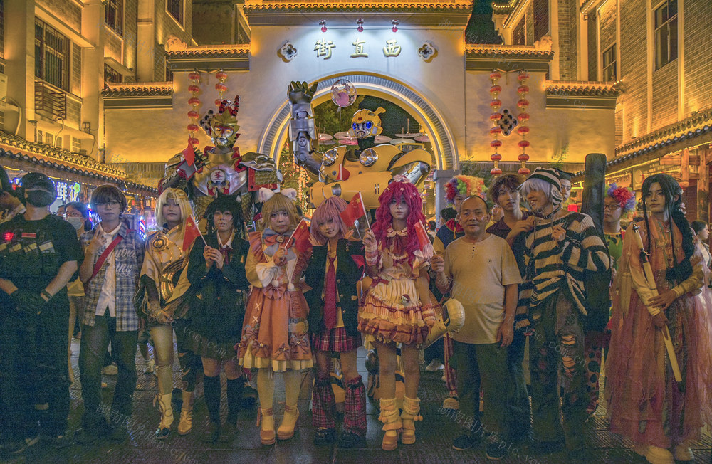 机甲战士在武冈助推国庆气氛