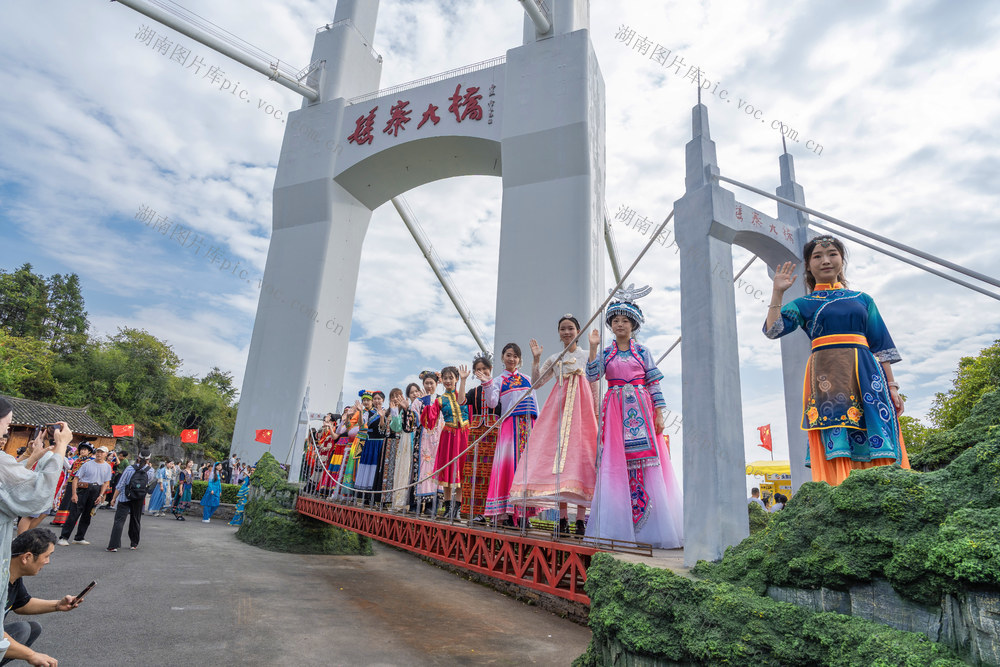 56个民族风情盛会   矮寨大桥增光添彩   欢度假期旅程