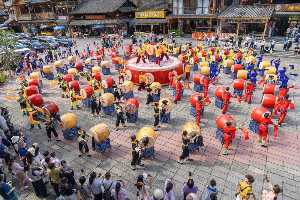 百名苗鼓手    击鼓庆佳节   