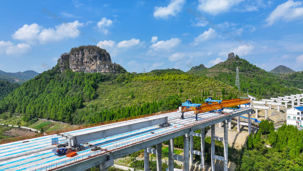 假期  坚守  岗位  高速  公路  建设