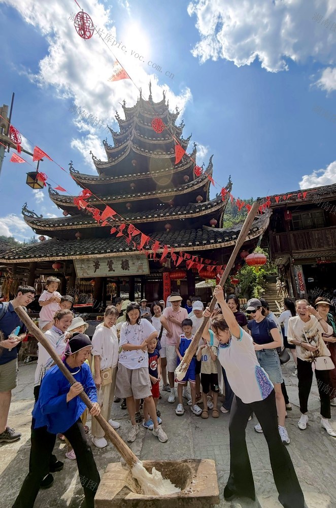 通道 民俗风情引客来
